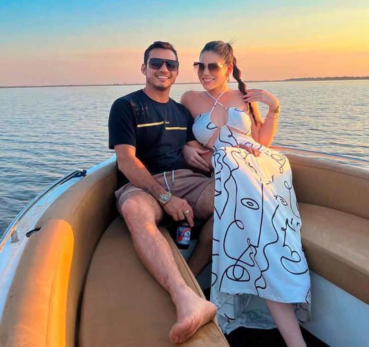 Fotos y videos compartidos en las páginas de la miss en Instagram y Facebook muestran a la pareja posando feliz en un bote y paseando en un parque junto al mar con su pequeño perro blanco, además de otras imágenes de la pareja.