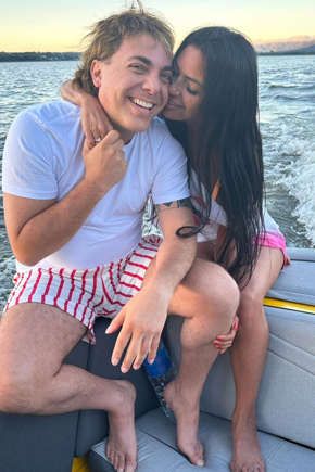 Cristian Castro causó sensación al publicar una foto junto a su nueva novia.