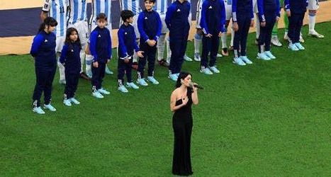 La cantante lució radiante en la final del Mundial Qatar.