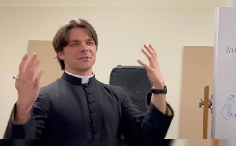 Alex Crow es un sacerdote italiano que ahora es muy cuestionado.