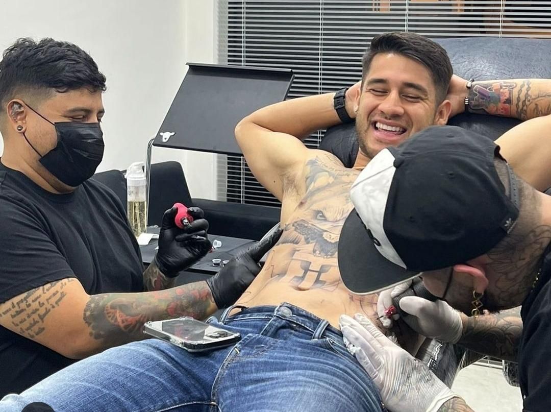 Así va quedando el tatuaje que se está haciendo Tito Torres.